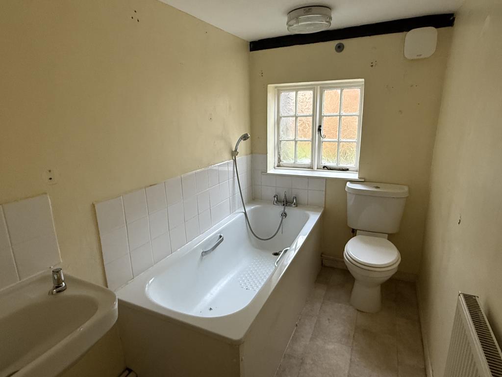Lot: 59 - HOUSE IN NEED OF IMPROVEMENT IN WEALDEN VILLAGE - Bathroom in Period Cottage for Improvement